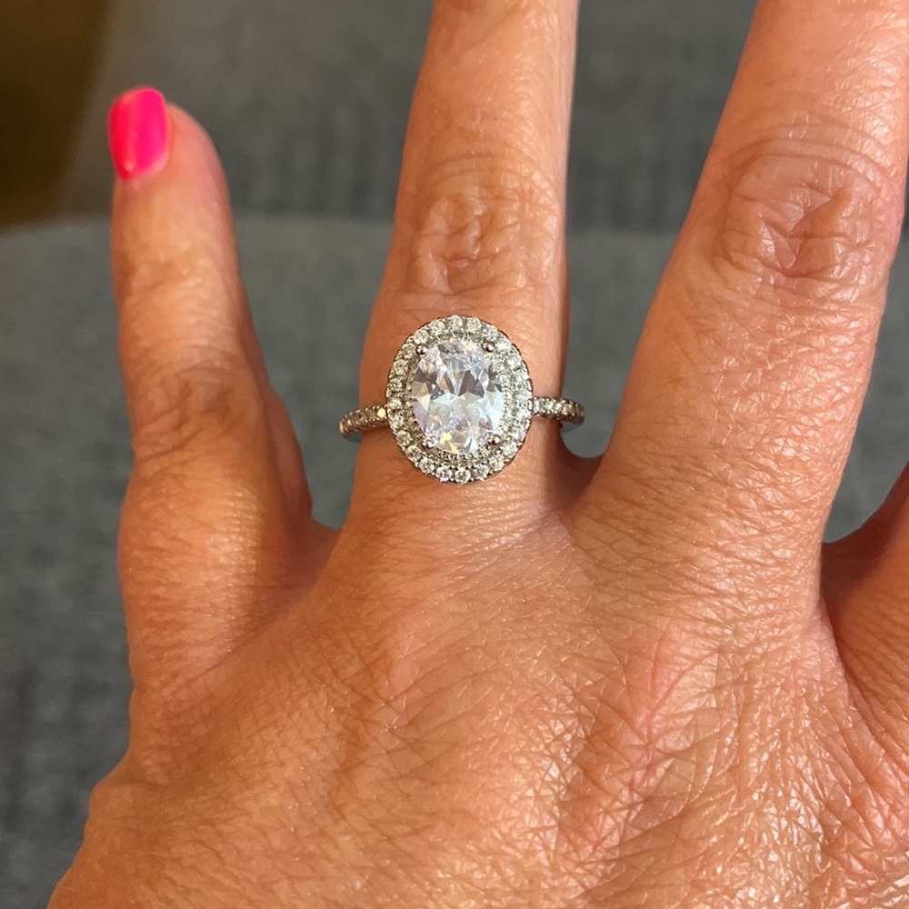 Beautiful diamond engagement ring! Wedding ring, cubic zirconia -fake diamonds